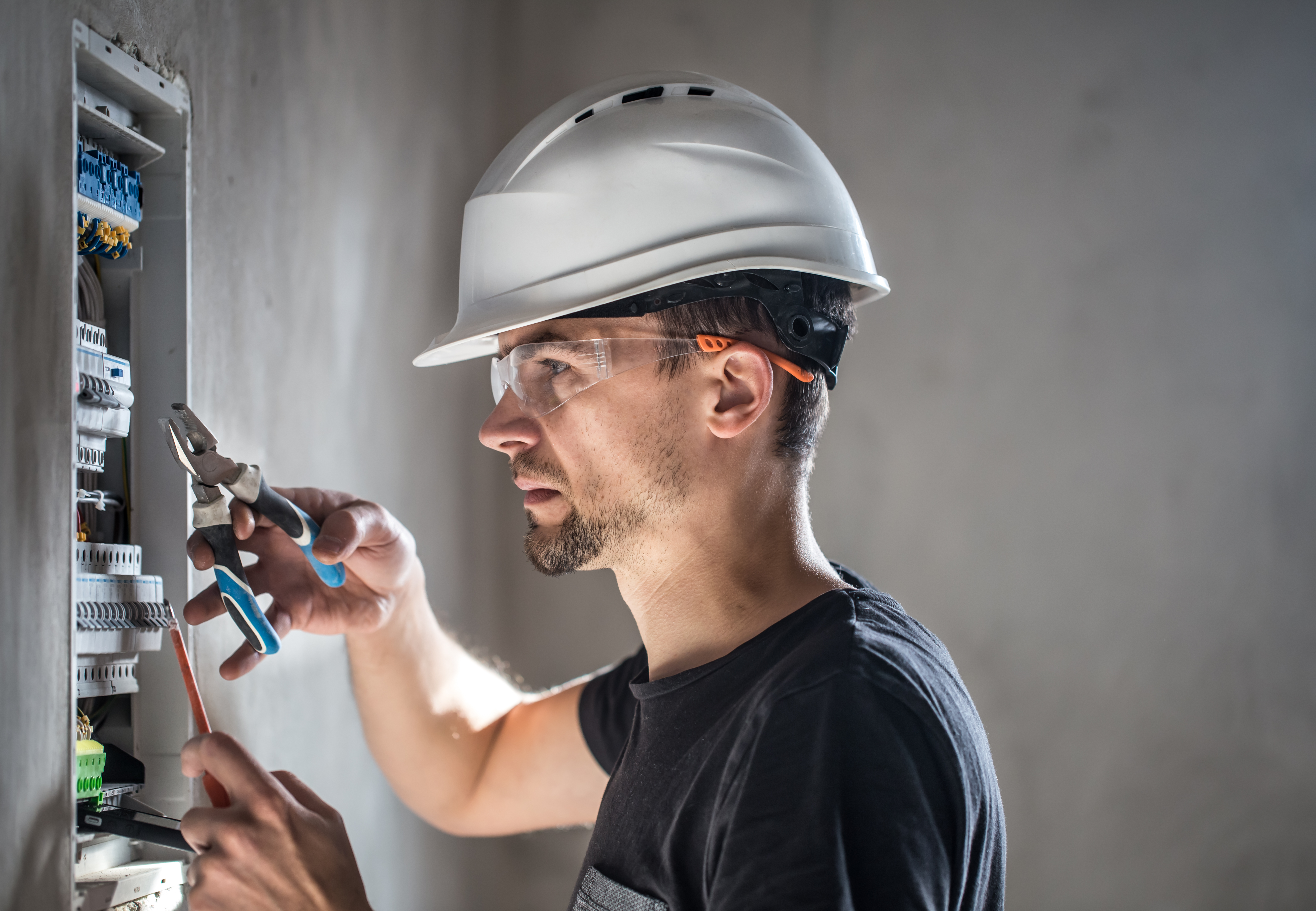 28 Man Electrical Technician Working Switchboard With Fuses Installation Connection Electrical Equipment (1)